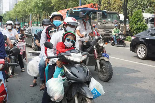  Sài Gòn: kẹt xe tại bến xe, tuyến đường cửa ngõ ngày đầu nghỉ Lễ Giỗ Tổ Hùng Vương  - Ảnh 3.