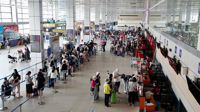  Sân bay Nội Bài, ga Hà Nội tấp nập khách ngày đầu nghỉ Giỗ Tổ  - Ảnh 3.