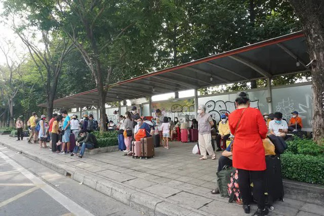  Sài Gòn: kẹt xe tại bến xe, tuyến đường cửa ngõ ngày đầu nghỉ Lễ Giỗ Tổ Hùng Vương  - Ảnh 7.