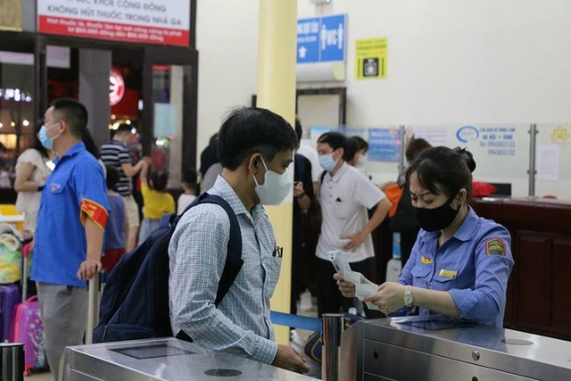  Sân bay Nội Bài, ga Hà Nội tấp nập khách ngày đầu nghỉ Giỗ Tổ  - Ảnh 10.