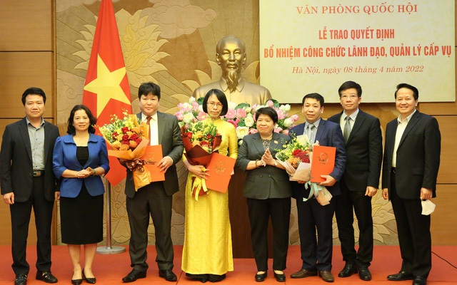 Chủ nhiệm Ủy ban Xã hội Nguyễn Thúy Anh và Phó Chủ nhiệm Văn phòng Quốc hội Phạm Đình Toản trao quyết định và chúc mừng các đồng chí mới được bổ nhiệm. Ảnh VGP