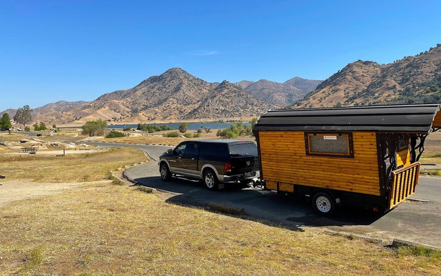 Nữ doanh nhân biến chiếc xe kéo cũ thành "motorhome": Chi phí hơn 15.000 USD, tiện nghi như ở nhà, đi du ngoạn khắp nước Mỹ cùng thú cưng