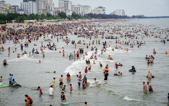  Hàng nghìn người chen chúc tắm biển Sầm Sơn ngày đầu nghỉ lễ - Ảnh 1.