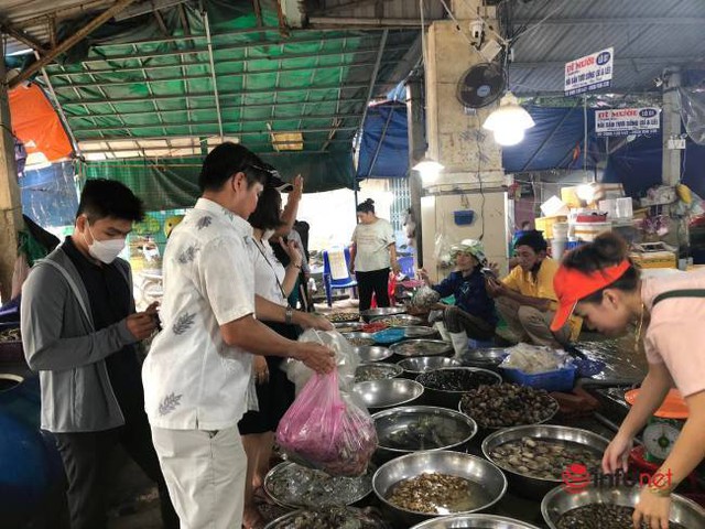 Chợ hải sản Đà Nẵng tấp nập khách, giá rẻ bất ngờ dịp lễ - Ảnh 1.