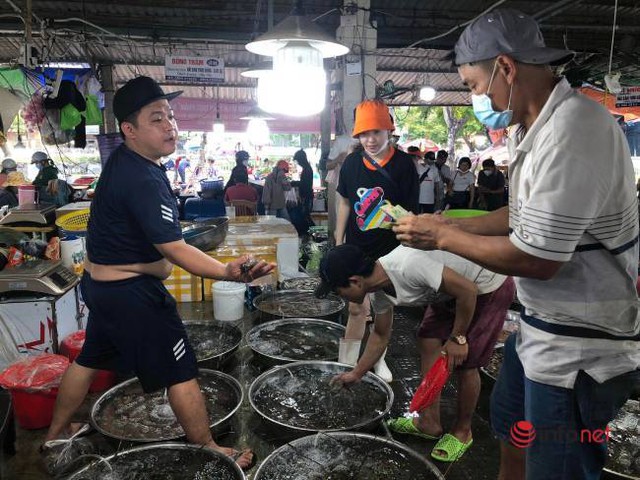 Chợ hải sản Đà Nẵng tấp nập khách, giá rẻ bất ngờ dịp lễ - Ảnh 2.