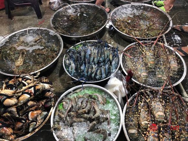 Chợ hải sản Đà Nẵng tấp nập khách, giá rẻ bất ngờ dịp lễ - Ảnh 4.