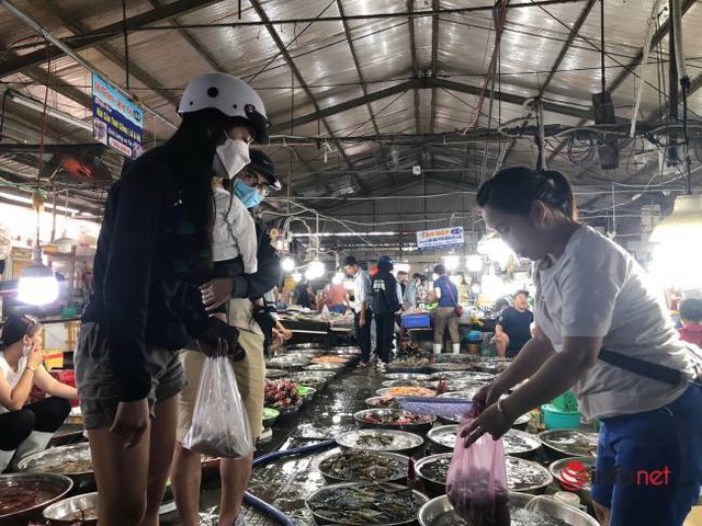 Chợ hải sản Đà Nẵng tấp nập khách, giá rẻ bất ngờ dịp lễ - Ảnh 6.
