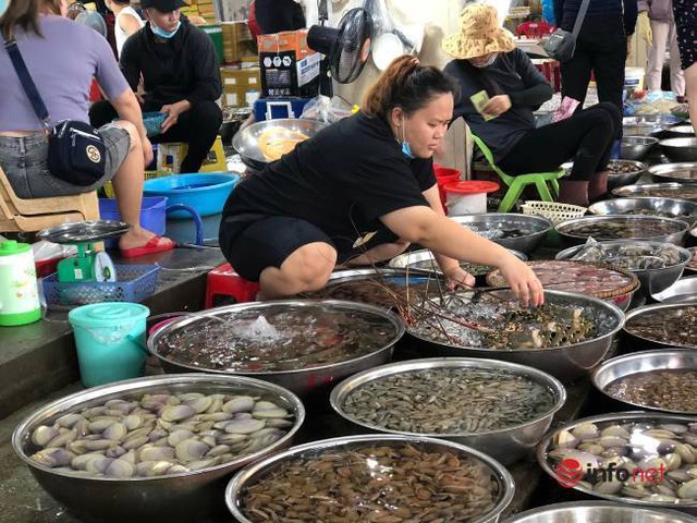 Chợ hải sản Đà Nẵng tấp nập khách, giá rẻ bất ngờ dịp lễ - Ảnh 7.