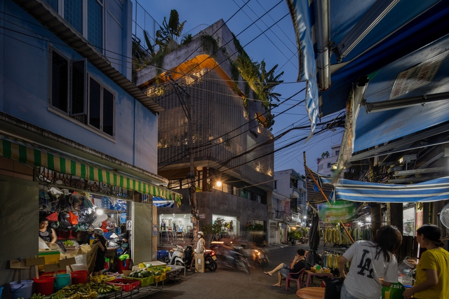 Căn nhà 6 tầng đẹp lung linh giữa phố chợ đông đúc Sài Gòn - Ảnh 2.