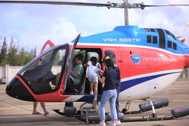  Clip, ảnh: Du khách hào hứng lần đầu trải nghiệm ngắm Đà Nẵng từ trực thăng - Ảnh 5.