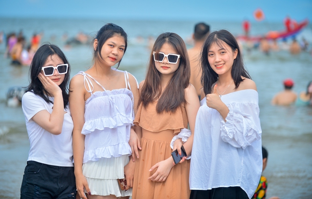 Hàng nghìn người chen chúc tắm biển Sầm Sơn ngày đầu nghỉ lễ - Ảnh 5.