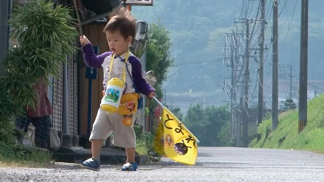 Giáo dục kiểu Nhật: Bé 2 tuổi được giao nhiệm vụ đi chợ một mình, tự đi 1km mua đồ cho mẹ - Ảnh 3.
