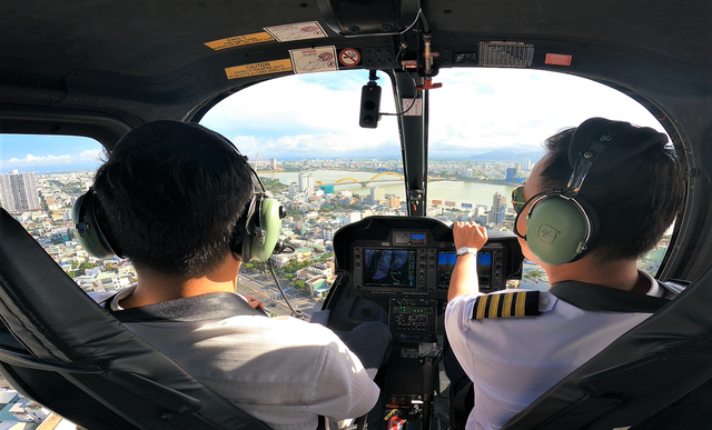  Clip, ảnh: Du khách hào hứng lần đầu trải nghiệm ngắm Đà Nẵng từ trực thăng - Ảnh 9.