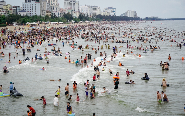 Hàng nghìn người chen chúc tắm biển Sầm Sơn ngày đầu nghỉ lễ