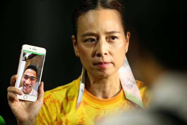 Không tiếc chi núi tiền tặng iPhone 13, đồng hồ Rolex cho các cầu thủ Thái Lan, nữ tỷ phú Madam Pang gây bất ngờ khi sử dụng chiếc điện thoại đời cũ - Ảnh 2.