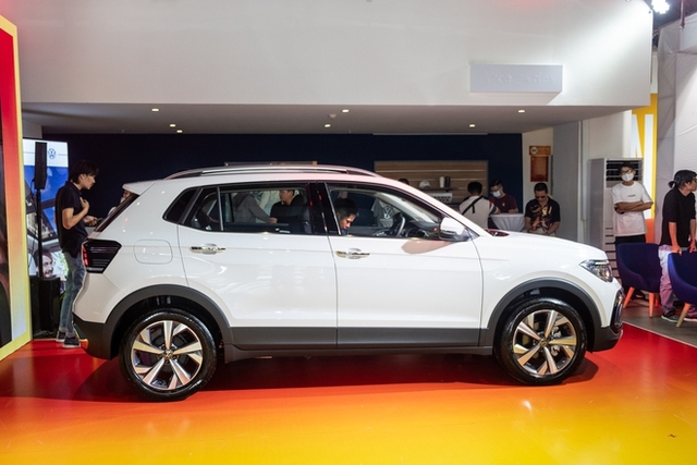 Ra mắt Volkswagen T-Cross 2022 tại Việt Nam: 2 phiên bản, giá cao nhất 1,3 tỷ đồng, tham vọng lấy thị phần của Peugeot 2008 - Ảnh 3.
