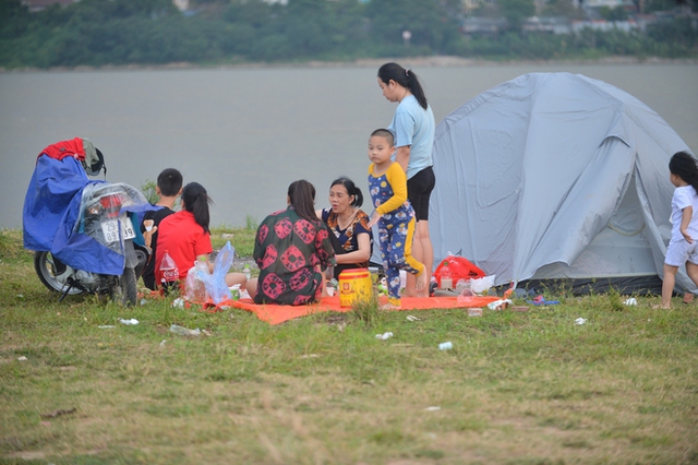  Ảnh: Hàng nghìn người đổ về bãi sông Hồng trải chiếu, dựng lều trại giải nhiệt đầu mùa hè - Ảnh 6.