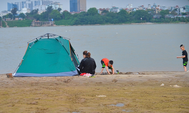  Ảnh: Hàng nghìn người đổ về bãi sông Hồng trải chiếu, dựng lều trại giải nhiệt đầu mùa hè - Ảnh 7.