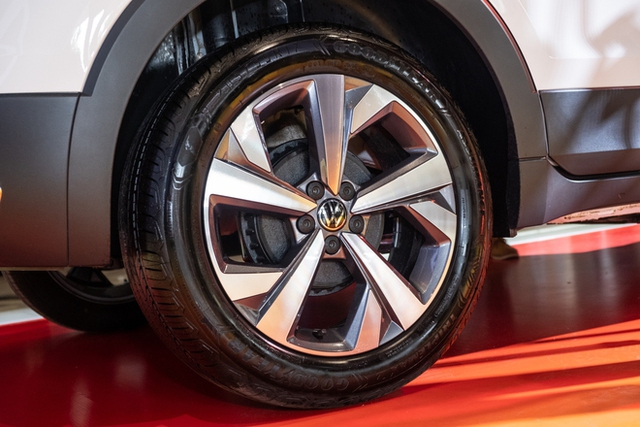Ra mắt Volkswagen T-Cross 2022 tại Việt Nam: 2 phiên bản, giá cao nhất 1,3 tỷ đồng, tham vọng lấy thị phần của Peugeot 2008 - Ảnh 8.