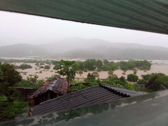 Mưa lũ lớn ở Bắc Giang, hàng trăm ngôi nhà chìm trong biển nước - Ảnh 1.