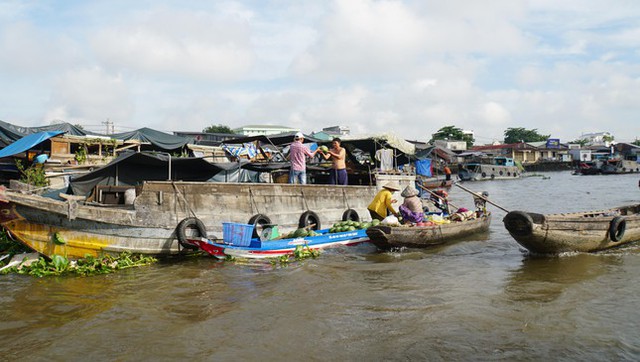  Độc đáo ghe bún riêu màu hồng nổi bật giữa chợ nổi miền Tây  - Ảnh 2.