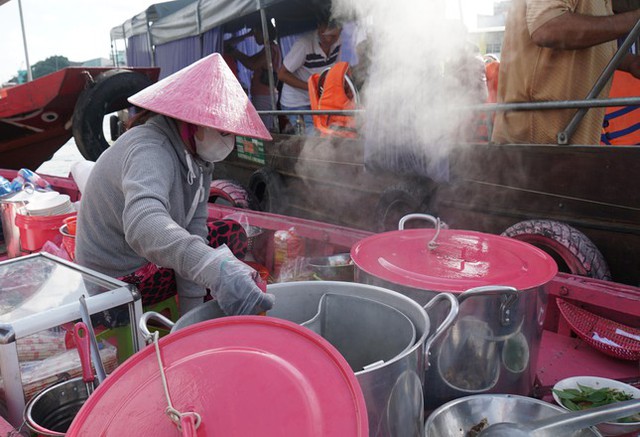  Độc đáo ghe bún riêu màu hồng nổi bật giữa chợ nổi miền Tây  - Ảnh 11.