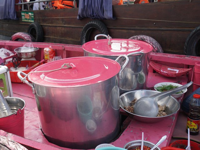  Độc đáo ghe bún riêu màu hồng nổi bật giữa chợ nổi miền Tây  - Ảnh 13.