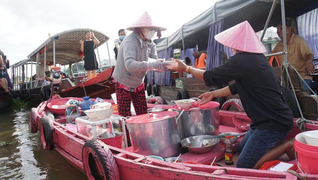  Độc đáo ghe bún riêu màu hồng nổi bật giữa chợ nổi miền Tây  - Ảnh 18.