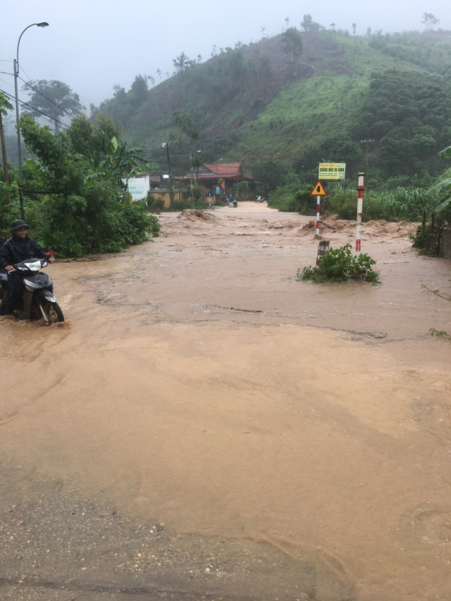 Mưa lũ lớn ở Bắc Giang, hàng trăm ngôi nhà chìm trong biển nước - Ảnh 8.