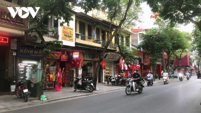 Mặt bằng kinh doanh phố cổ Hà Nội tấp nập trở lại sau 2 năm điêu đứng vì Covid - Ảnh 1.