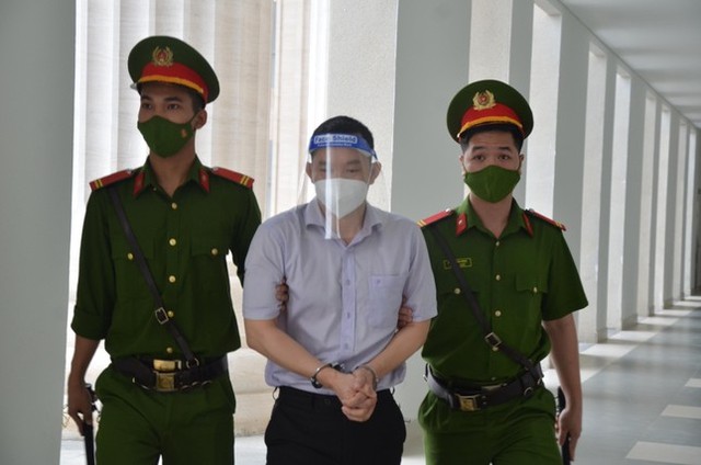  Hình ảnh dẫn giải cựu thứ trưởng Bộ Y tế Trương Quốc Cường đến tòa  - Ảnh 4.