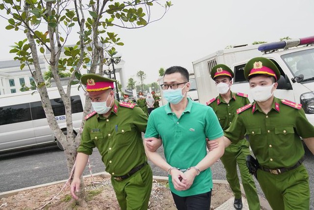  Hình ảnh dẫn giải cựu thứ trưởng Bộ Y tế Trương Quốc Cường đến tòa  - Ảnh 5.
