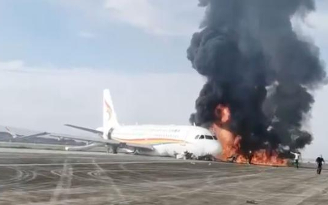 Chiếc máy bay bốc cháy sau khi lao ra khỏi đường băng (Ảnh cắt từ màn hình video).
