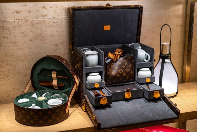 Từ chiếc rương du lịch xa xỉ đến đồ nội thất “cộp mác” Louis Vuitton - Ảnh 2.