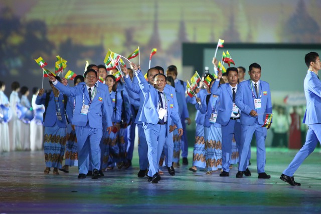 Những khoảnh khắc ấn tượng nhất lễ khai mạc SEA Games 31: Pháo hoa thắp sáng chảo lửa Mỹ Đình, những nụ cười tươi ánh lên niềm tự hào dân tộc đã lâu rồi mới thấy! - Ảnh 13.