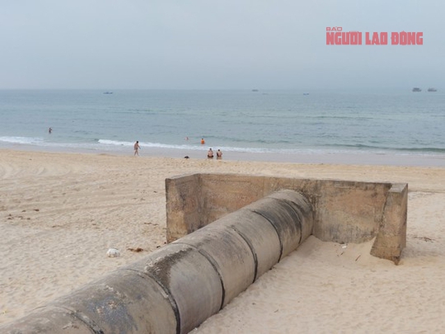 Quảng Bình: Xuất hiện cống xả nước thải đen ngòm ra bãi biển ở Đồng Hới - Ảnh 4.
