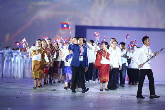 Những khoảnh khắc ấn tượng nhất lễ khai mạc SEA Games 31: Pháo hoa thắp sáng chảo lửa Mỹ Đình, những nụ cười tươi ánh lên niềm tự hào dân tộc đã lâu rồi mới thấy! - Ảnh 10.