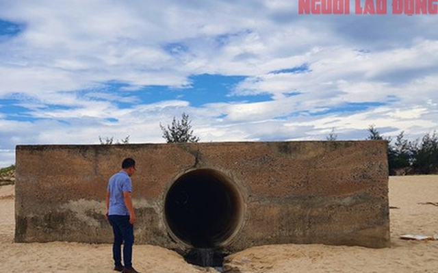 Quảng Bình: Xuất hiện cống xả nước thải đen ngòm ra bãi biển ở Đồng Hới