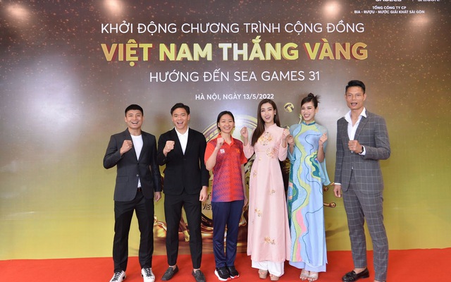 Dàn khách mời và vận động viên tham gia hô vang cổ vũ đội tuyển nước nhà.