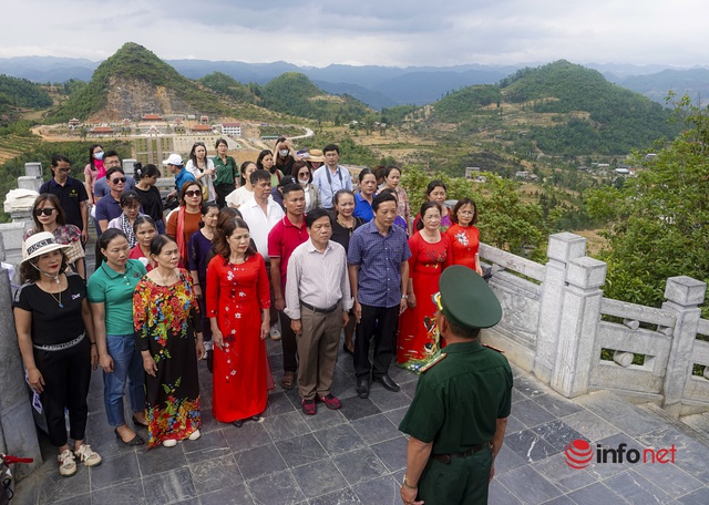 Du lịch Hà Giang chuyển mình, du khách đắm chìm trước cảnh đẹp mê hồn của vùng cao nguyên đá - Ảnh 1.