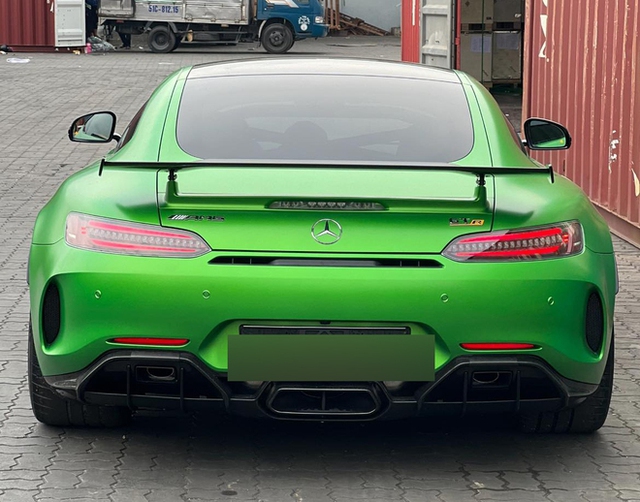 Mercedes-AMG GT R thứ 2 về Việt Nam: Màu sơn độc, nhiều chi tiết carbon, thêm công dụng so với xe của ông Đặng Lê Nguyên Vũ - Ảnh 2.