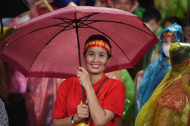  Khoảnh khắc vỡ òa ở phố đi bộ Nguyễn Huệ sau chiến thắng của U23 Việt Nam: CĐV hò reo ăn mừng dưới mưa - Ảnh 13.