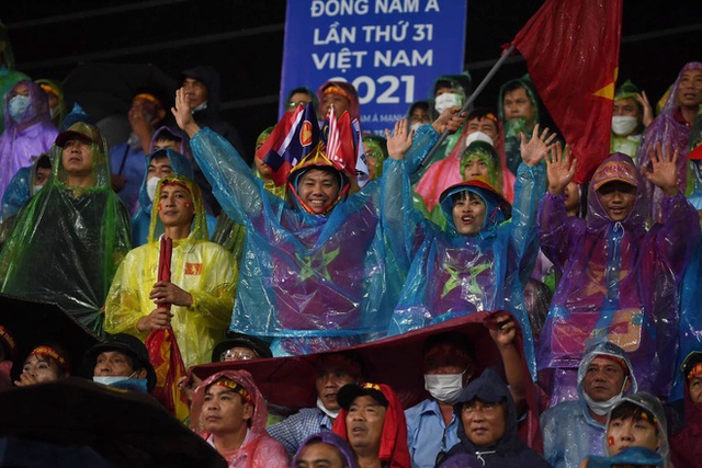  Khoảnh khắc vỡ òa ở phố đi bộ Nguyễn Huệ sau chiến thắng của U23 Việt Nam: CĐV hò reo ăn mừng dưới mưa - Ảnh 11.