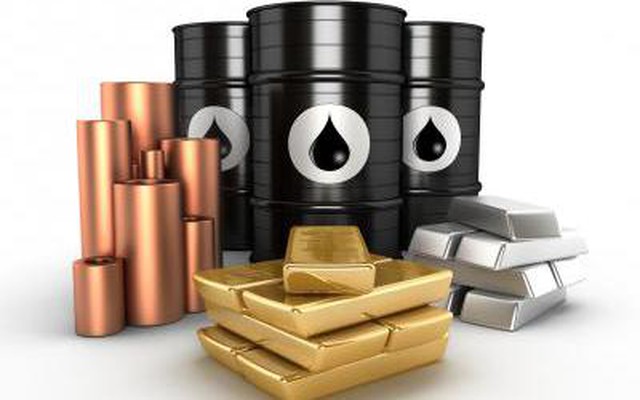 Thị trường ngày 14/5: Giá dầu tăng 4% khi giá xăng Mỹ cao lịch sử, vàng giảm 1%, cao su thấp nhất 8,5 tuần