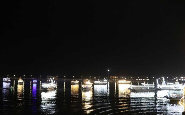 Không gian độc đáo trên tàu nhà hàng tham quan vịnh Hạ Long về đêm.