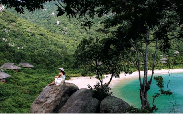 Khánh Hòa là một trong những tỉnh miền Trung đẹp nhất Việt Nam với những bãi biển trắng, nắng vàng và vô vàn địa điểm thú vị. Hãy cùng xem bức ảnh này để trải nghiệm một phần của vẻ đẹp độc đáo của Khánh Hòa.