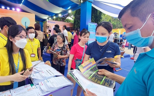 Du khách tham quan và tìm hiểu tour tại các gian hàng của doanh nghiệp ở Ngày hội Du lịch TP HCM. Ảnh: THÁI PHƯƠNG