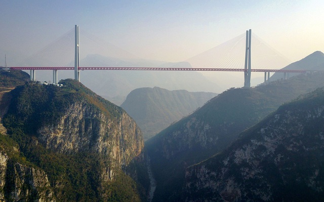 Có gì bên dưới cây cầu cao nhất thế giới ở Trung Quốc: Kỳ quan thiên nhiên từ trên xuống dưới, có thác nước dốc nhất châu Á - Ảnh 1.