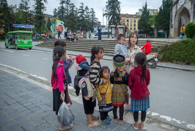  Sa Pa chuyển rét đậm giữa tháng 5, nhiều du khách thích thú trải nghiệm phố núi yên bình - Ảnh 16.