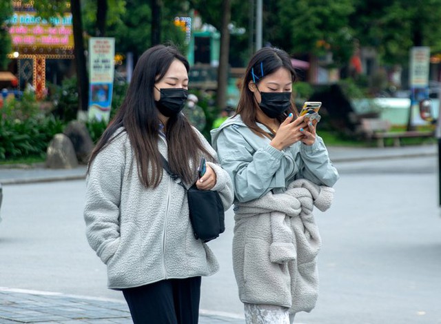  Sa Pa chuyển rét đậm giữa tháng 5, nhiều du khách thích thú trải nghiệm phố núi yên bình - Ảnh 4.